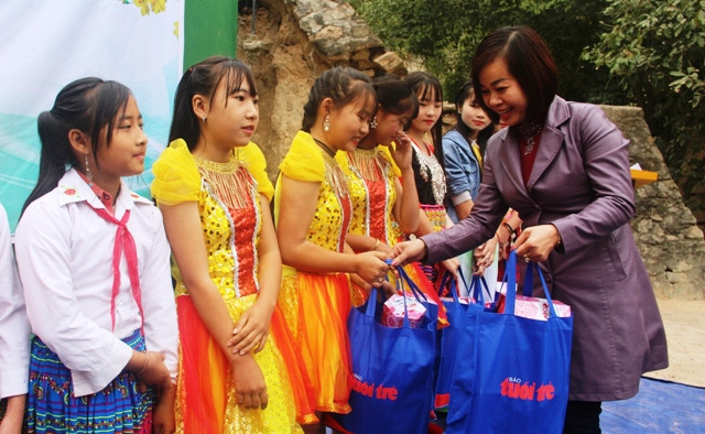 Bà Nguyễn Thị Thúy - Phó phòng GD&ĐT huyện Mường Lát cùng tham gia trao quà Tết cho học sinh.