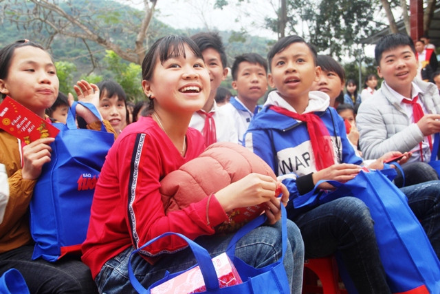 Niềm vui của học sinh Trường phổ thông dân tộc bán trú THCS Mường Lý khi được nhận những phần quà Tết.