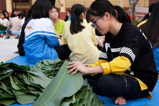 Các lớp phân công mỗi người một công đoạn làm bánh.