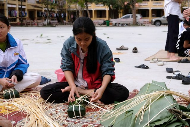 Những bạn khéo tay thì tham gia gói bánh