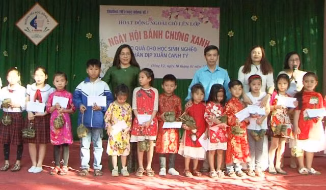 Ban giám hiệu nhà trường trao tặng quà Tết cho học sinh có hoàn cảnh khó khăn.