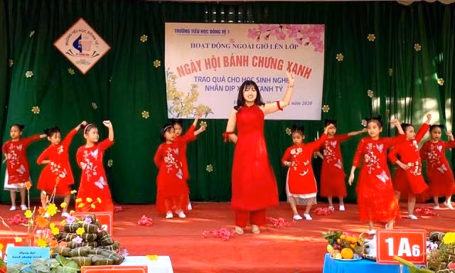 Một tiết mục văn nghệ của cô, trò nhà trường trong "Ngày hội bánh chưng xanh".