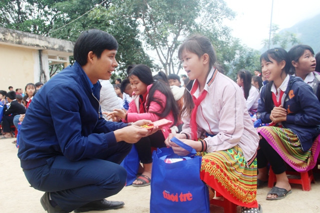 Anh Nguyễn Hữu Tuất - Phó Bí thư Tỉnh đoàn Thanh Hóa trao quà cho học sinh Trường phổ thông dân tộc bán trú THCS Mường Lý.