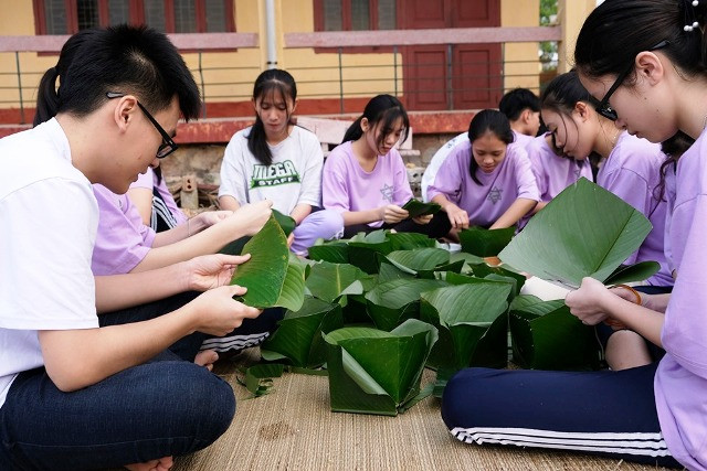 Những bạn khéo tay đều có thể tham gia cắt lá, làm khuôn và gói bánh chưng.