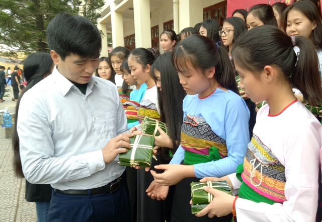 Sau khi các em gói xong bánh, Ban giám hiệu nhà trường sẽ tiến hành kiểm tra, chấm điểm.