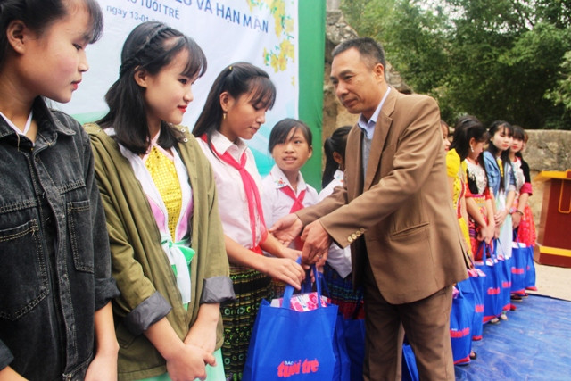 Học sinh nhà trường đón nhận quà Tết từ thầy giáo Hoàng Sỹ Xuân.