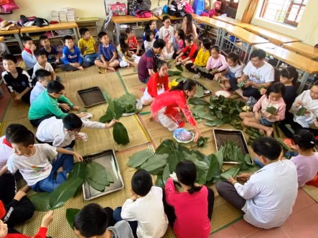 Với tổng số 970 học sinh, nhà trường phối hợp với phụ huynh đã gói gần 2.000 chiếc bánh để tổ chức "ngày hội bánh chưng"