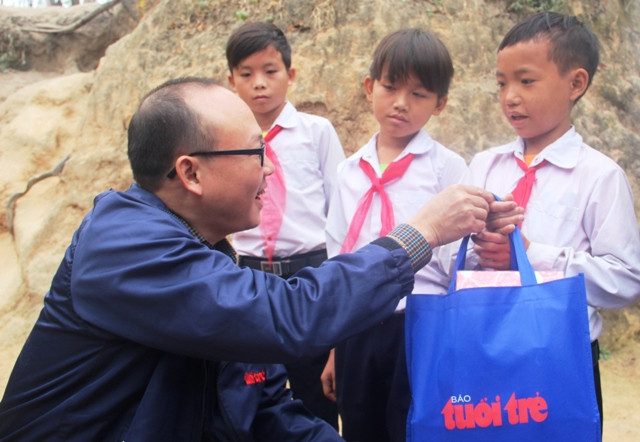 Đại diện Báo Tuổi trẻ TP.Hồ Chí Minh trao quà cho học sinh nghèo ở xã Mường Lý (Mường Lát, Thanh Hóa).