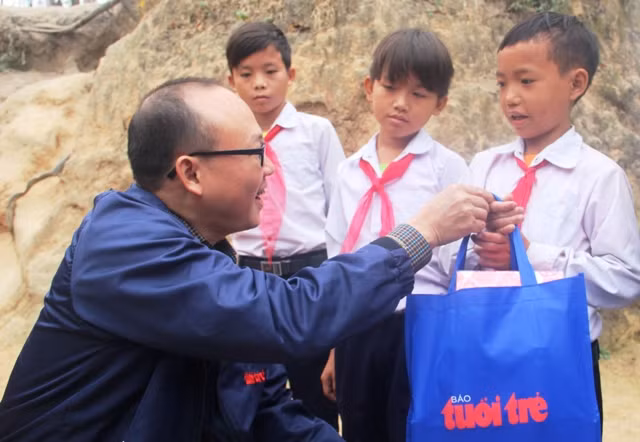 Đại diện Báo Tuổi trẻ TP.Hồ Chí Minh trao quà cho học sinh nghèo ở xã Mường Lý (Mường Lát, Thanh Hóa).