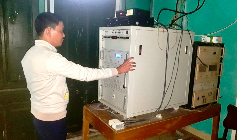 Anh Nguyễn Văn Sơn, nhân viên kỹ thuật của VHTT&DL Quan Hóa đang điều chỉnh máy phát thanh tại Trạm truyền thanh thị trấn Hồi Xuân. Ảnh: TL Anh Nguyễn Văn Sơn, nhân viên kỹ thuật của VHTT&DL Quan Hóa đang điều chỉnh máy phát thanh tại Trạm truyền thanh thị trấn Hồi Xuân. Ảnh: TL