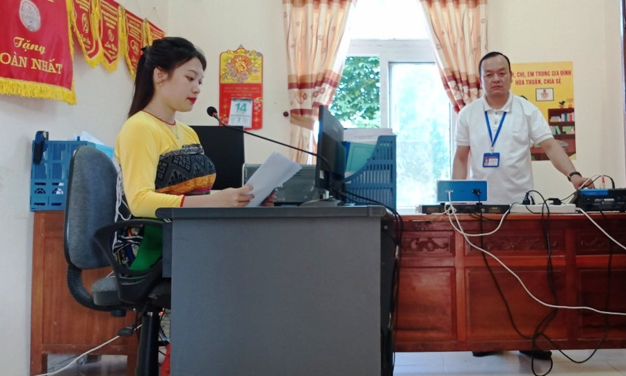 Chị Bàn Phương Trinh - Cán bộ bán chuyên trách công tác truyền thanh thị trấn Sơn Lư (Quan Sơn, Thanh Hóa) đang thực hiện đọc bản tin tuyên truyền. Ảnh: Lê Thơ Chị Bàn Phương Trinh - Cán bộ bán chuyên trách công tác truyền thanh thị trấn Sơn Lư (Quan Sơn, Thanh Hóa) đang thực hiện đọc bản tin tuyên truyền. Ảnh: Lê Thơ