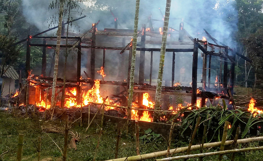 Do vật liệu ngôi nhà được làm bằng gỗ, lợp mái kè nên ngọn lửa lan rất nhanh. Ảnh: Bạn đọc cung cấp Do vật liệu ngôi nhà được làm bằng gỗ, lợp mái kè nên ngọn lửa lan rất nhanh. Ảnh: Bạn đọc cung cấp
