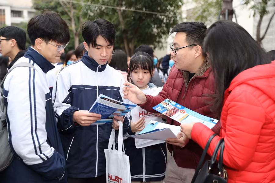 Cán bộ tuyển sinh của các trường ĐH, CĐ giải đáp các câu hỏi của học sinh về ngành nghề đào tạo, cơ hội việc làm...