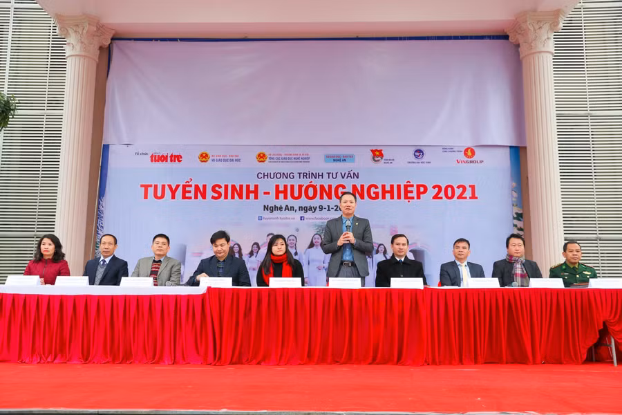 Đội ngũ chuyên gia tư vấn đề từ Bộ GD&amp;ĐT và các trường ĐH uy tín trên cả nước.