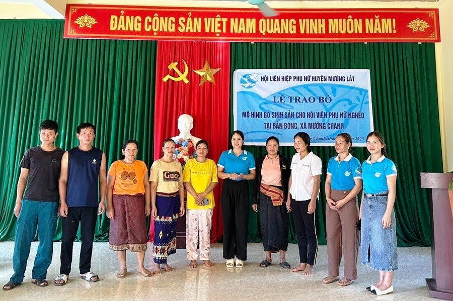 Đại diện một số hộ dân ở Mường Chanh được nhận bò do Hội LHPN Mường Lát trao. Ảnh: TL. Đại diện một số hộ dân ở Mường Chanh được nhận bò do Hội LHPN Mường Lát trao. Ảnh: TL.