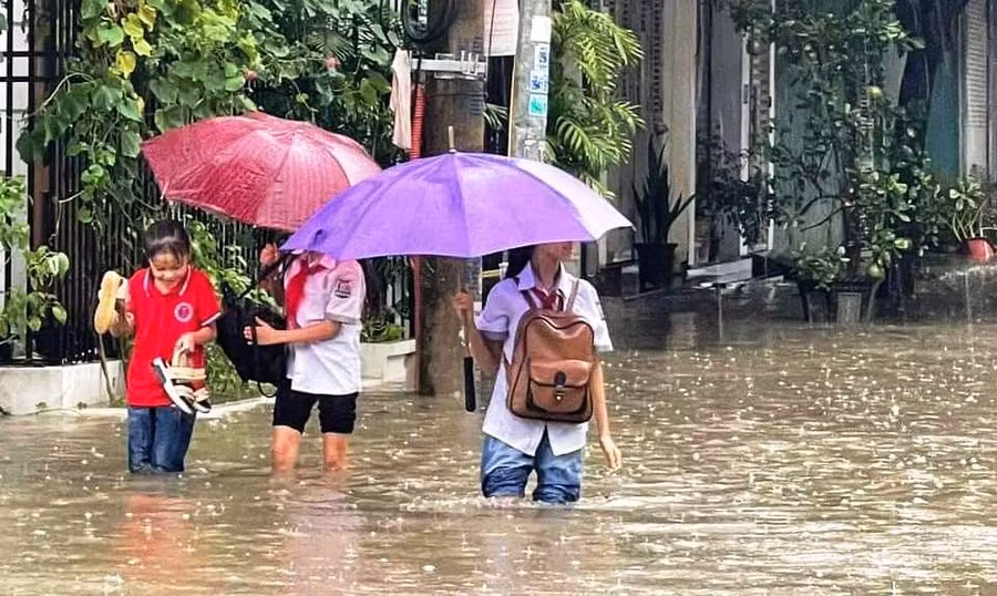 Học sinh ở TP Thanh Hóa lội nước đến trường. Ảnh: Bạn đọc cung cấp.