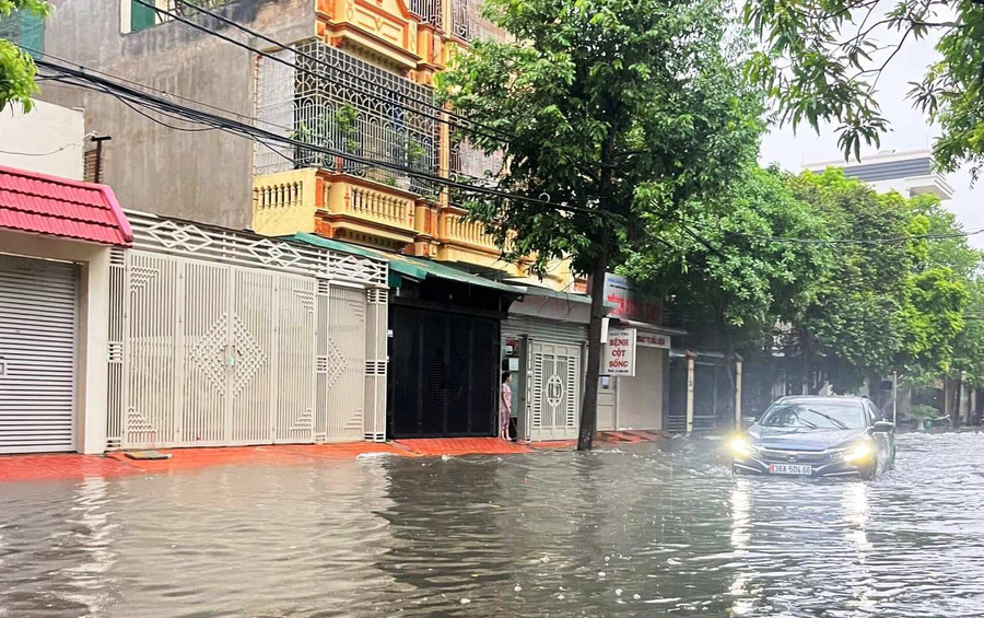 Tuyến đường Lê Quý Đôn, TP Thanh Hóa ngập trong nước. (Ảnh: Bạn đọc cung cấp)