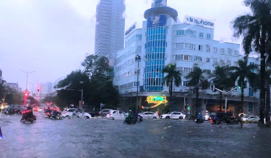 Khu vực ngã tư Bưu điện - Trung tâm TP Thanh Hóa bị ngập sâu trong sáng 27/9.