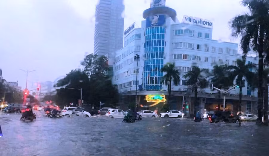 Khu vực ngã tư Bưu điện - Trung tâm TP Thanh Hóa bị ngập sâu trong sáng 27/9.