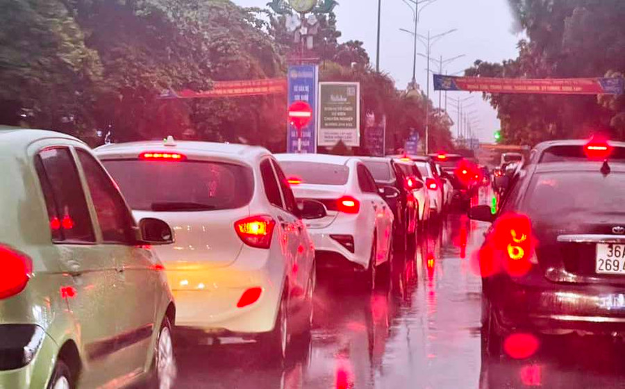 Hàng dài xe ô tô ùn tắc kéo dài do mưa lớn. (Ảnh: Bạn đọc cung cấp)