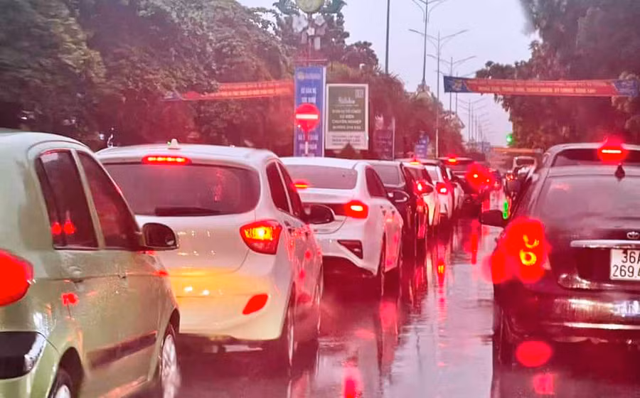 Hàng dài xe ô tô ùn tắc kéo dài do mưa lớn. (Ảnh: Bạn đọc cung cấp)
