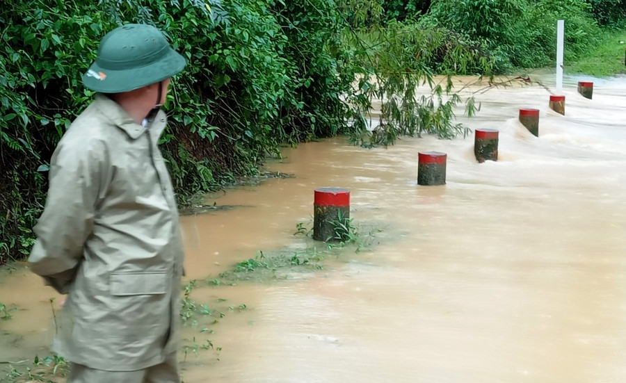 Nước lũ tràn qua đường chia cắt giao thông ở xã Xuân Thái, huyện Như Thanh (Thanh Hóa): (Ảnh: Thúy Lan)