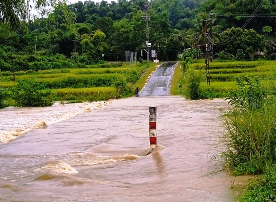 Tràn qua đường ở xã Tân Phúc, huyện Lang Chánh (Thanh Hóa) bị ngập. (Ảnh: Ngọc Sơn)