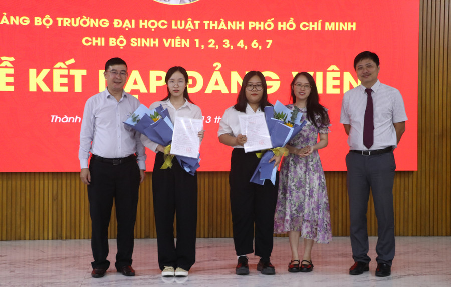 Sinh viên nhận quyết định kết nạp Đảng. Ảnh: HCMULAW Sinh viên nhận quyết định kết nạp Đảng. Ảnh: HCMULAW