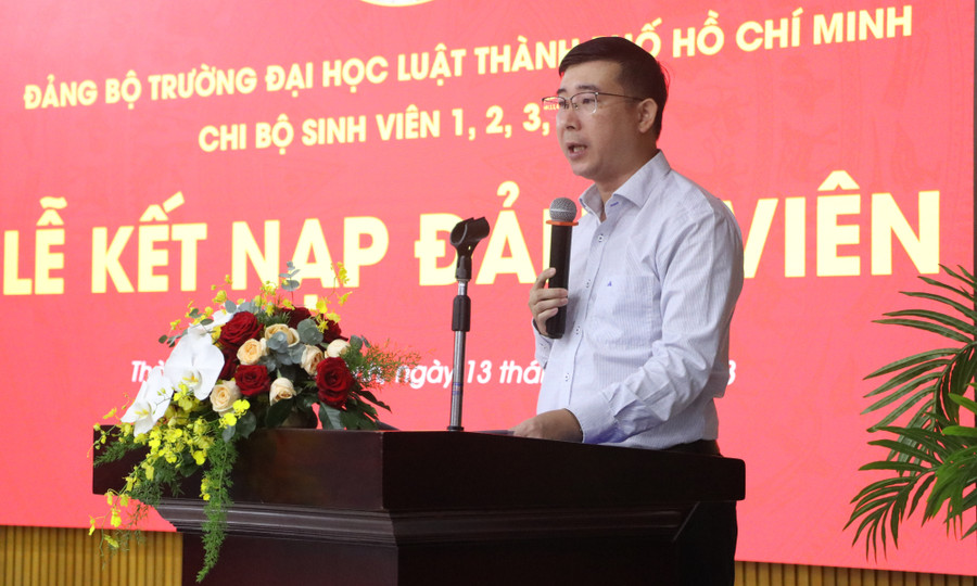 ThS Nguyễn Thành An công bố quyết định kết nạp Đảng viên. Ảnh: HCMULAW ThS Nguyễn Thành An công bố quyết định kết nạp Đảng viên. Ảnh: HCMULAW