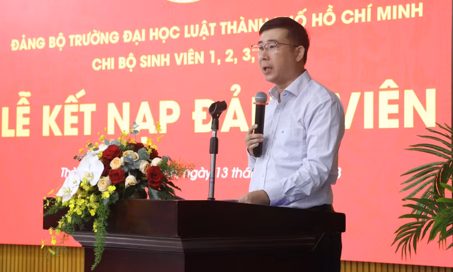 ThS Nguyễn Thành An công bố quyết định kết nạp Đảng viên. Ảnh: HCMULAW