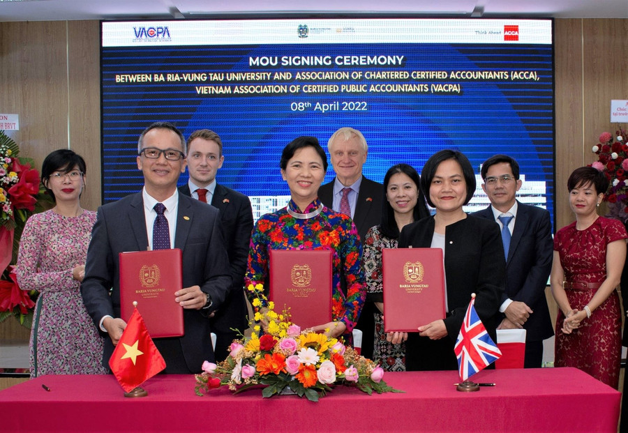 Hiệu trưởng BVU cùng Trưởng Đại diện Hiệp hội Kế toán Anh quốc (ACCA) và Phó Chủ tịch Hội Kiểm toán viên hành nghề Việt Nam (VACPA) ký hợp tác chiến lược trước sự chứng kiến của Ngài Graham Stuart MP – Đặc phái viên Thương mại của Thủ tướng Anh tại Việt Nam, Campuchia và Lào. Ảnh: BVU