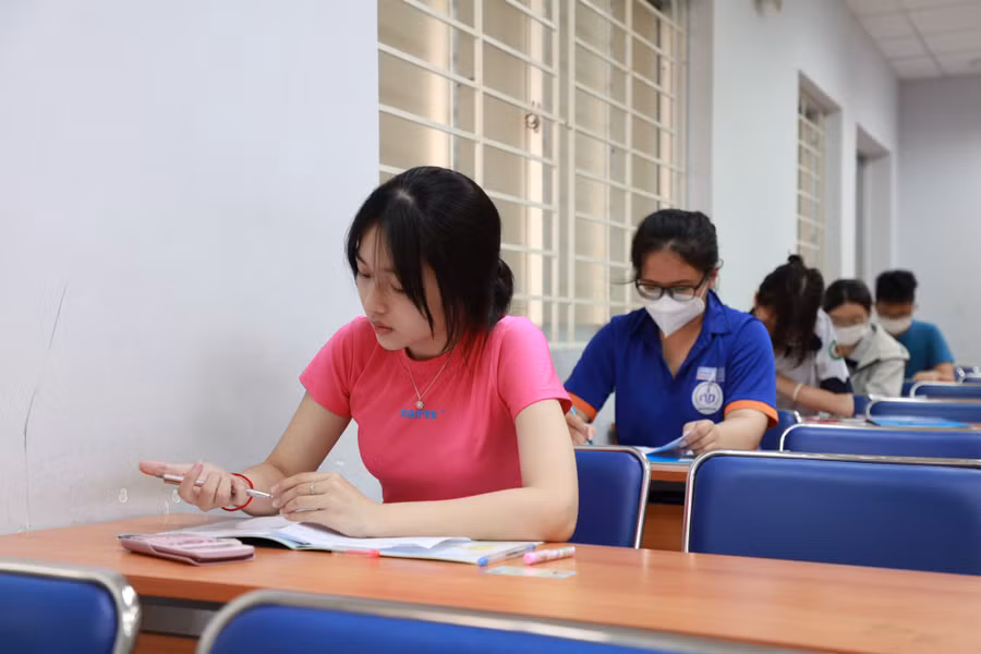 Thí sinh dự thi đánh giá năng lực ĐH Quốc gia TPHCM đợt 1. Ảnh: Mạnh Tùng