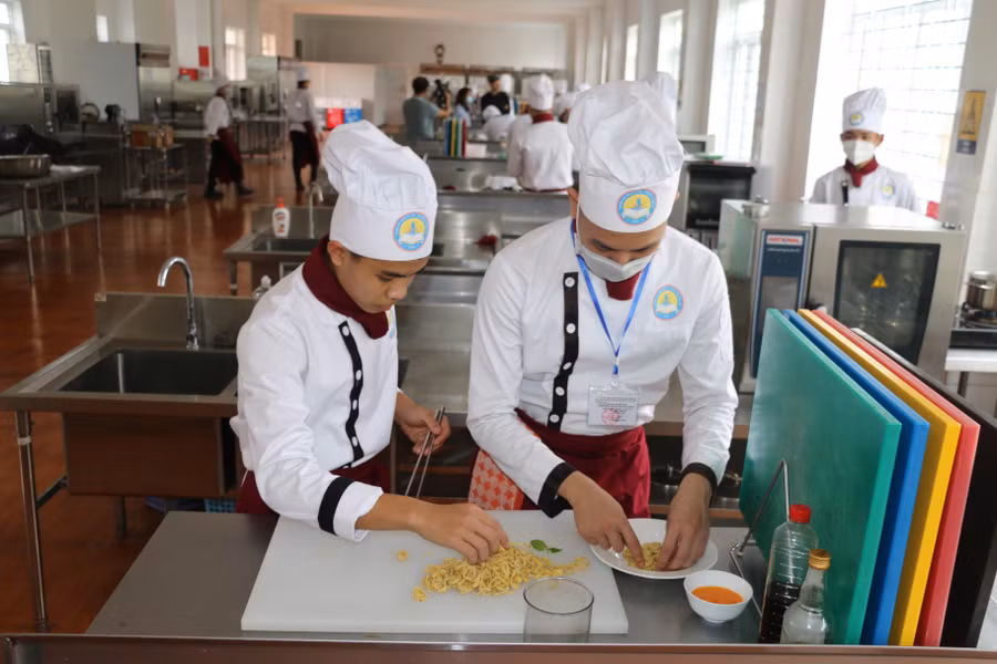 Lớp Kỹ thuật chế biến món ăn quốc tế, Trường Cao đẳng Du lịch – Thương mại Nghệ An.