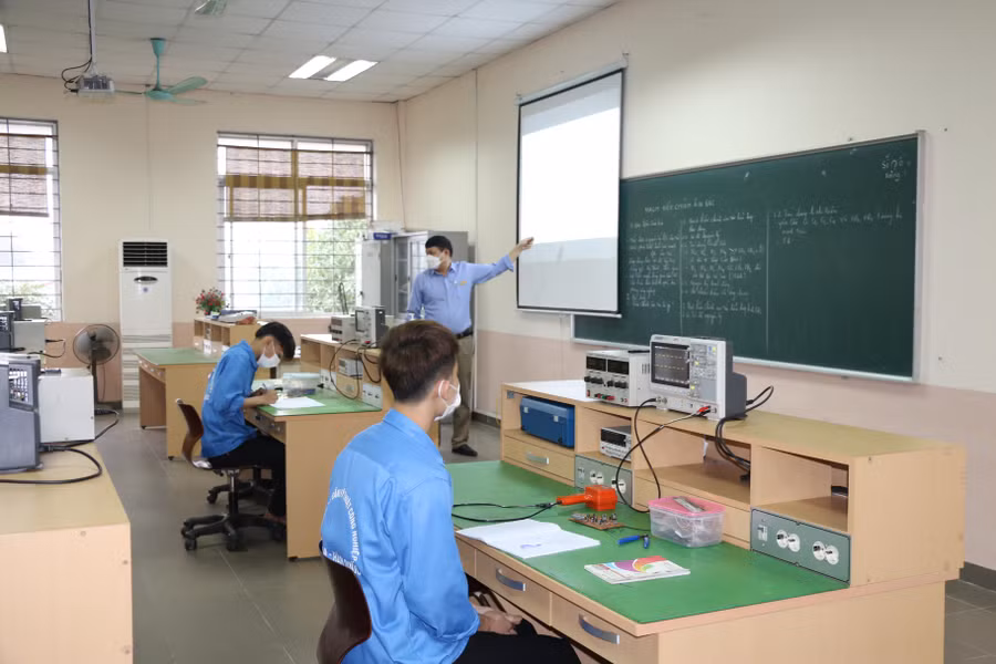 Sinh viên học nghề tại Trường Cao đẳng Kỹ thuật công nghiệp Việt Nam – Hàn Quốc (Nghệ An)