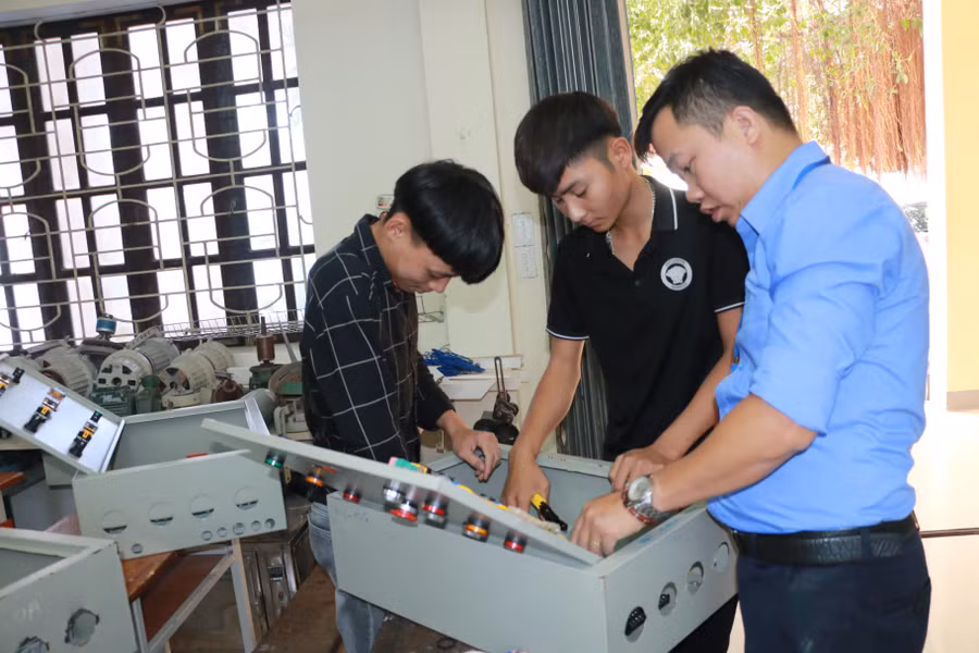 Học sinh Nghệ An thực hành tại trường trung cấp nghề.