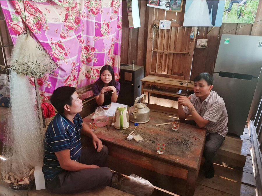 Giáo viên Trung tâm GDNN-GDTX huyện Tương Dương, Nghệ An đến từng nhà học trò để tuyển sinh. Giáo viên Trung tâm GDNN-GDTX huyện Tương Dương, Nghệ An đến từng nhà học trò để tuyển sinh.