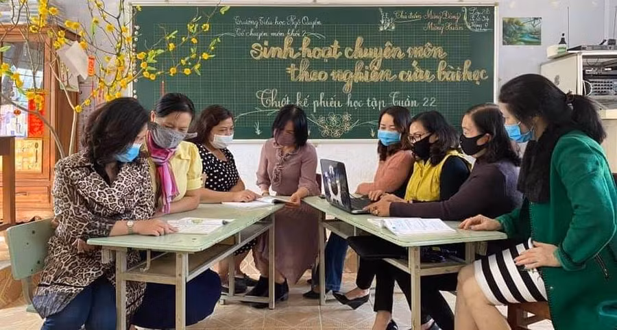 Giáo viên Trường Tiểu học Ngô Quyền sinh hoạt chuyên môn