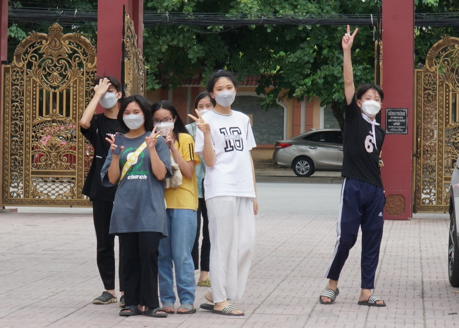 Thí sinh dự thi vào Trường THPT Huỳnh Thúc Kháng (TP Vinh, Nghệ An) năm học 2022-2023. Ảnh: Hồ Lài.