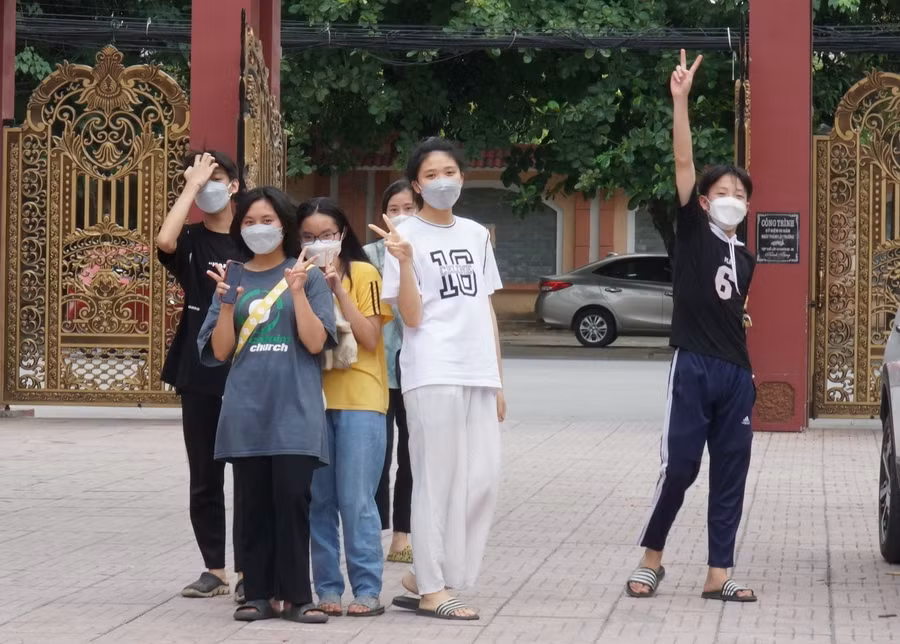 Thí sinh dự thi vào Trường THPT Huỳnh Thúc Kháng (TP Vinh, Nghệ An) năm học 2022-2023. Ảnh: Hồ Lài.