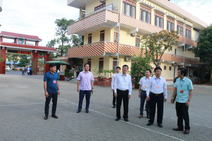 Lãnh đạo tỉnh và Sở GD&amp;ĐT kiểm tra công tác tổ chức các kỳ thi tại Nghệ An năm 2022. Ảnh: Hồ Lài.