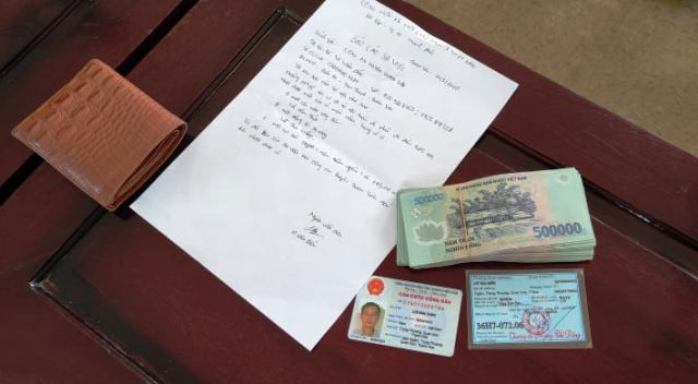 Thanh Hóa: Chiến sĩ Cảnh sát bảo vệ mục tiêu nhặt được tiền, trả lại người đánh rơi