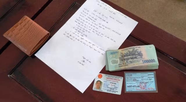 Thanh Hóa: Chiến sĩ Cảnh sát bảo vệ mục tiêu nhặt được tiền, trả lại người đánh rơi