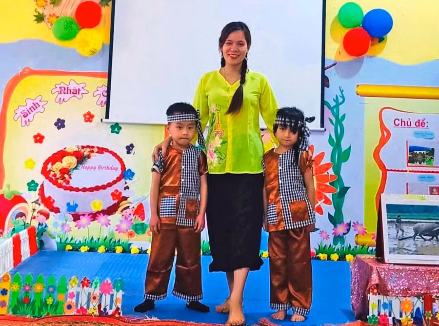 Cô giáo Ngân Thị Vui cùng học trò ở Trường Mầm non Pù Nhi (Mường Lát, Thanh Hóa).