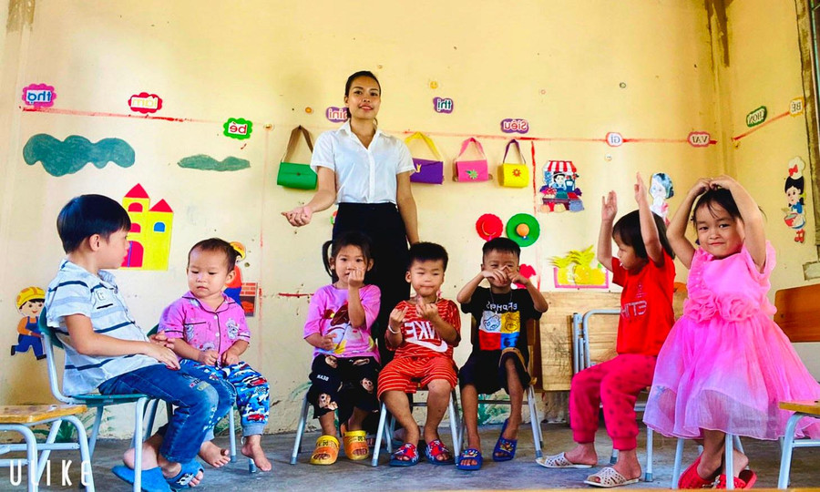 Cô Hà Thị Thày, Trường Mầm non Mường Lý cùng các bé ở điểm trường tại khu Kít (huyện Mường Lát, Thanh Hóa). Cô Hà Thị Thày, Trường Mầm non Mường Lý cùng các bé ở điểm trường tại khu Kít (huyện Mường Lát, Thanh Hóa).