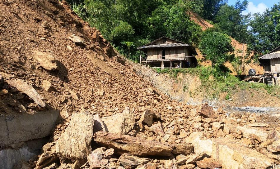 Đất, đá sạt trượt xuống mặt bằng xây dựng Trường Mầm non Hiền Kiệt. Đất, đá sạt trượt xuống mặt bằng xây dựng Trường Mầm non Hiền Kiệt.