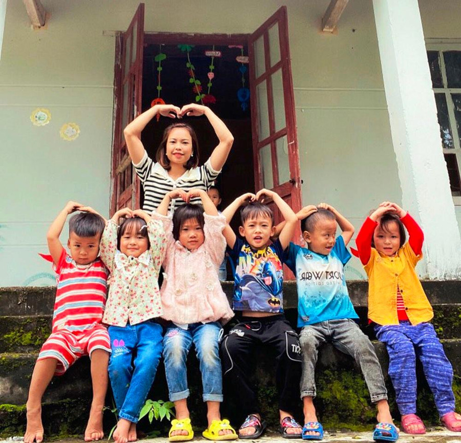 Cô và trò tại điểm trường khu Kít, Trường Mầm non Mường Lý (Mường Lát, Thanh Hóa). Cô và trò tại điểm trường khu Kít, Trường Mầm non Mường Lý (Mường Lát, Thanh Hóa).