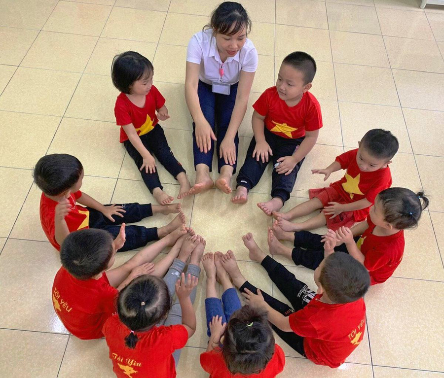 Cô và trò Trường Mầm non Cổ Lũng (Bá Thước, Thanh Hóa). Cô và trò Trường Mầm non Cổ Lũng (Bá Thước, Thanh Hóa).