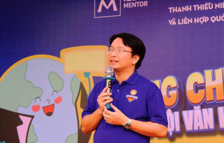 Thầy Dương Minh Anh - Hiệu trưởng nhà trường phát biểu tại hội thi.