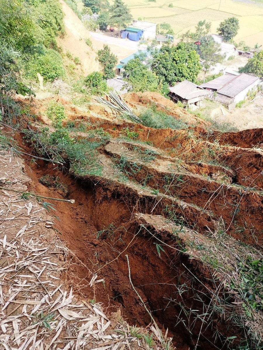 Quả đồi nứt toác thành nhiều lớp. Quả đồi nứt toác thành nhiều lớp.