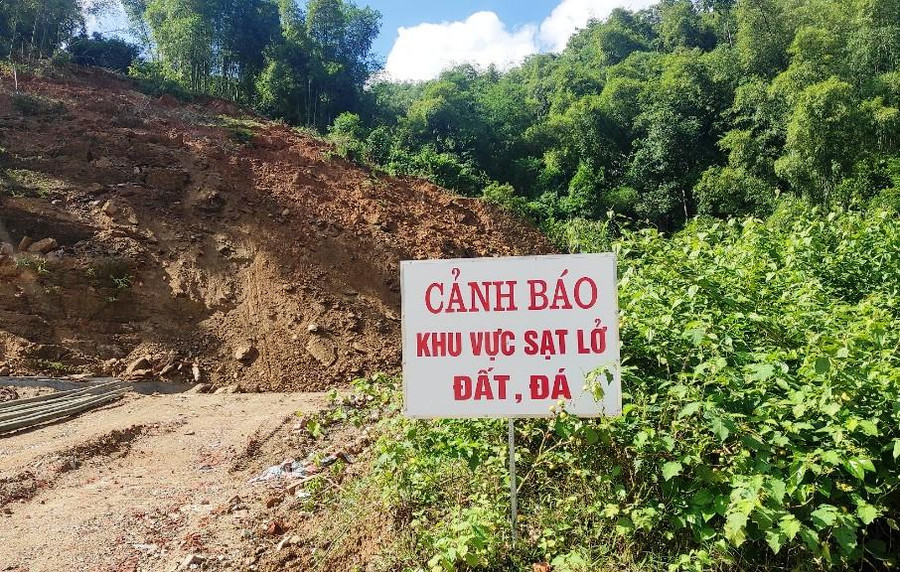 Cơ quan chức năng dựng biển cảnh báo sạt lở đất, đá tại khu vực Trường Mầm non Hiền Kiệt. Cơ quan chức năng dựng biển cảnh báo sạt lở đất, đá tại khu vực Trường Mầm non Hiền Kiệt.